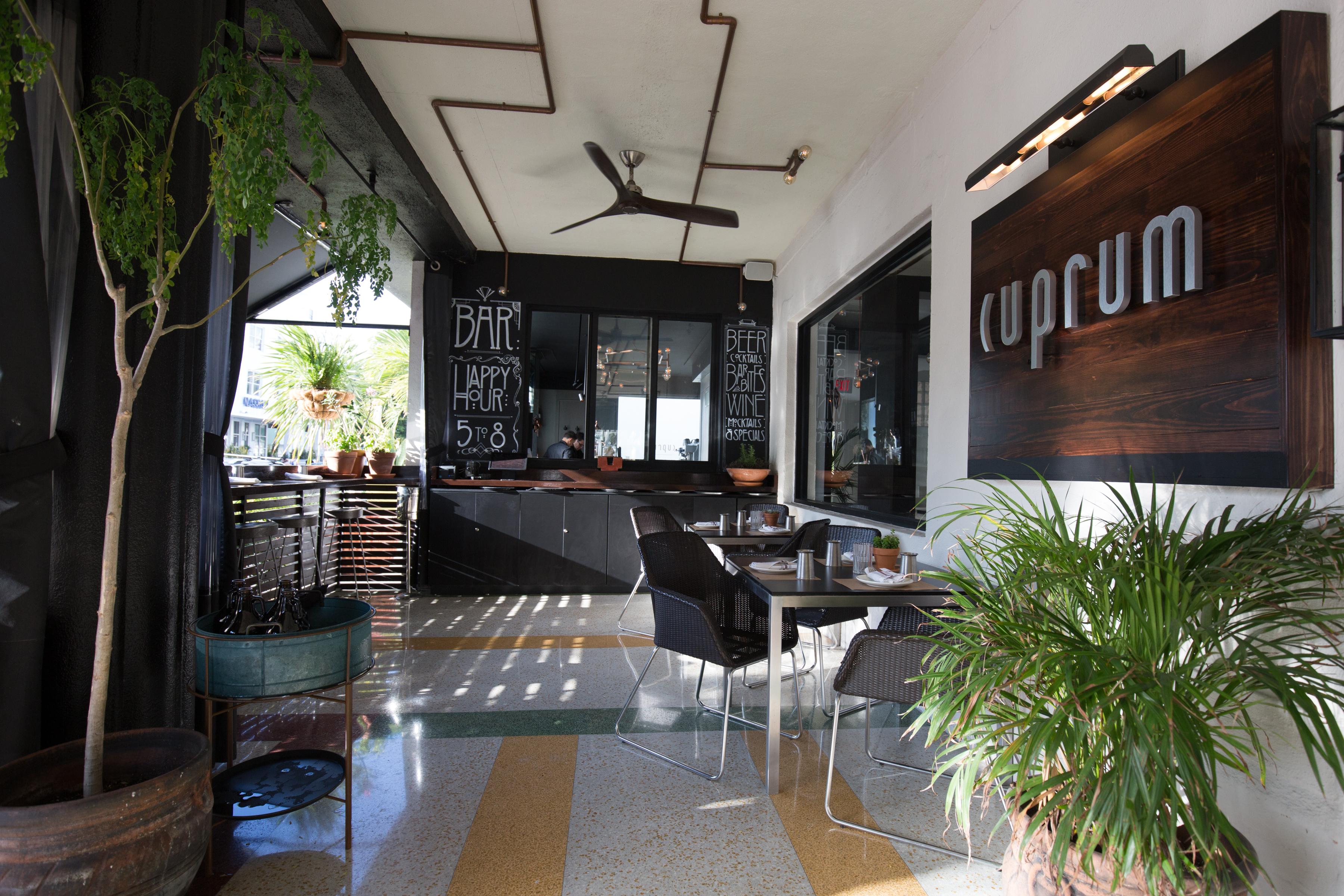 South Beach Plaza Hotel — Photos 1